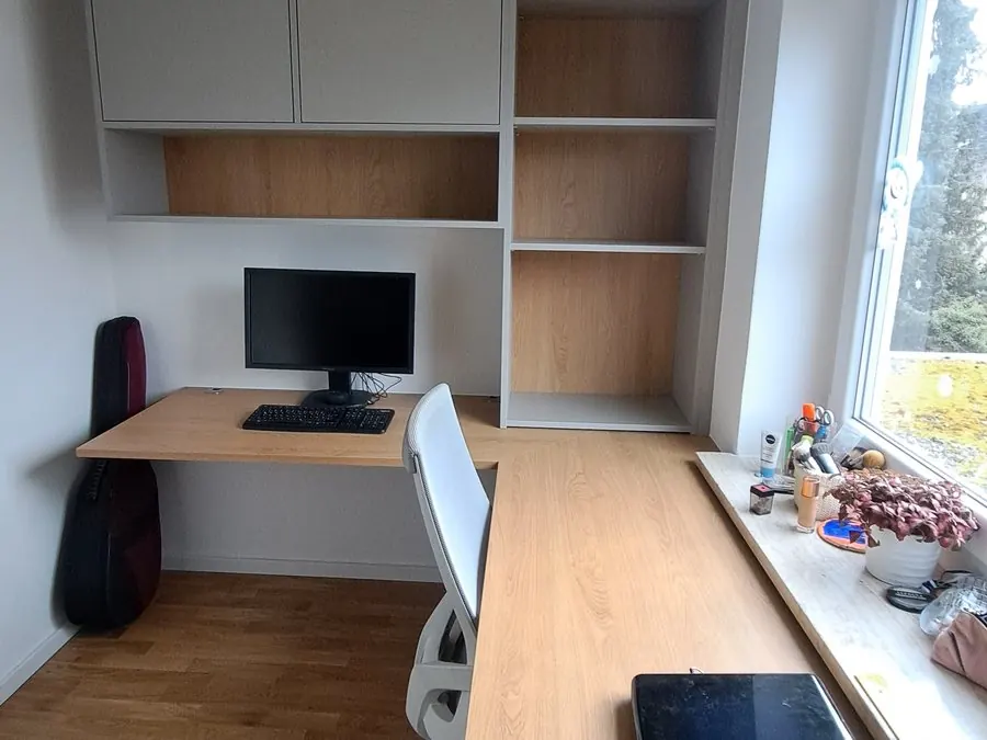 Homeoffice mit Schreibtisch und Hängeschränken — Björn Schillinger Schreinermeister, Germering