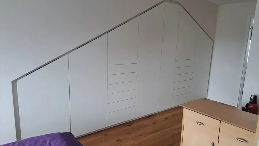 Schrankfront unter der Dachschräge — Björn Schillinger Schreinermeister, Germering