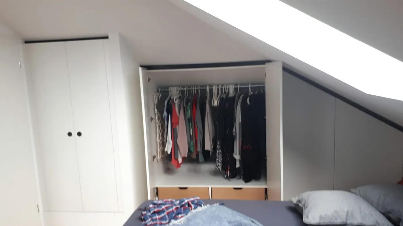 Kleiderschrank unter der Dachschräge, Schubladen im Sockel — Björn Schillinger Schreinermeister, Germering