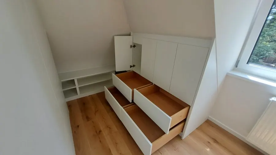 Dachschrägenschrank mit geöffneten Auszügen im Kniestock — Björn Schillinger Schreinermeister, Germering
