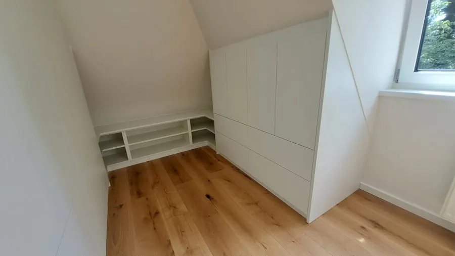Weißer Dachschrägenschrank in U-Form, grifflos — Björn Schillinger Schreinermeister, Germering