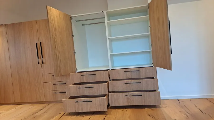 Einbauschrank in Eiche mit geöffneten Schubladen — Björn Schillinger Schreinermeister, Germering