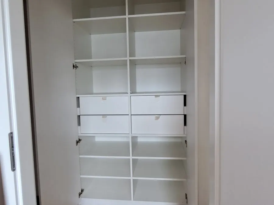 Begehbarer Schrank mit Innenschubladen — Björn Schillinger Schreinermeister, Germering
