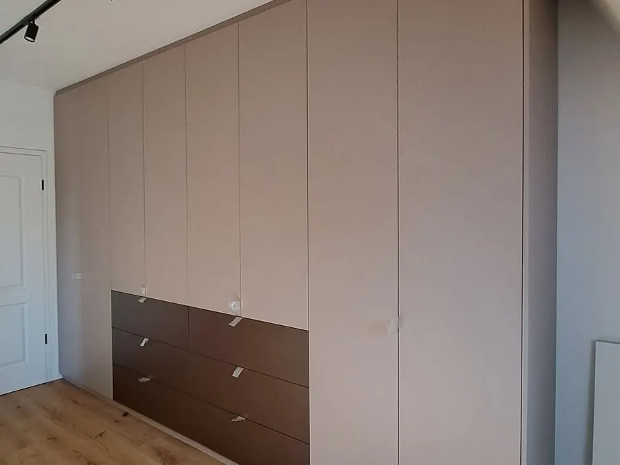 Kleiderschrank in Magnolie mit bronzefarbenen Schubladen im Sockel — Björn Schillinger Schreinermeister, Germering