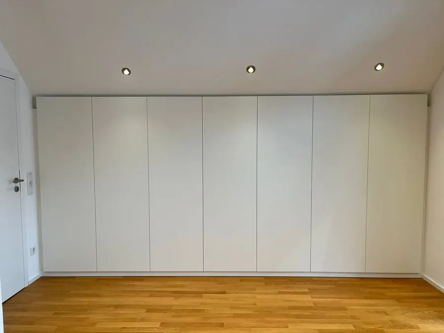 Weißer Kleiderschrank mit vier Türen bis zur Decke — Björn Schillinger Schreinermeister, Germering
