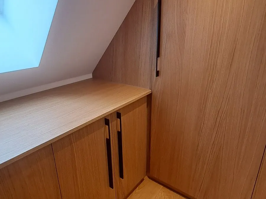 Kniestockschrank in Eiche unter dem Dachfenster — Björn Schillinger Schreinermeister, Germering