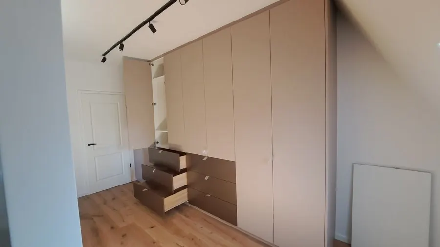 Magnolie-Kleiderschrank mit drei geöffneten Schubladen und einer offenen Tür — Björn Schillinger Schreinermeister, Germering