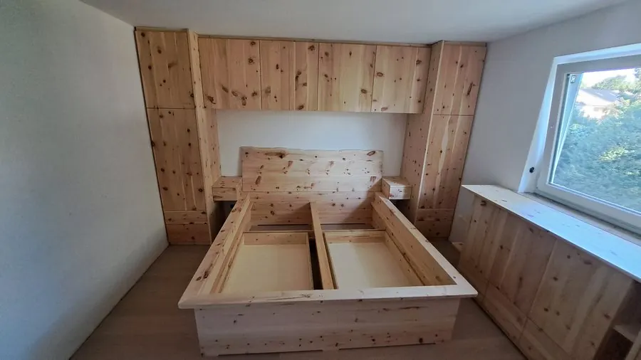 Schlafzimmer in Zirbe massiv mit Bett und Einbauschränken — Björn Schillinger Schreinermeister, Germering