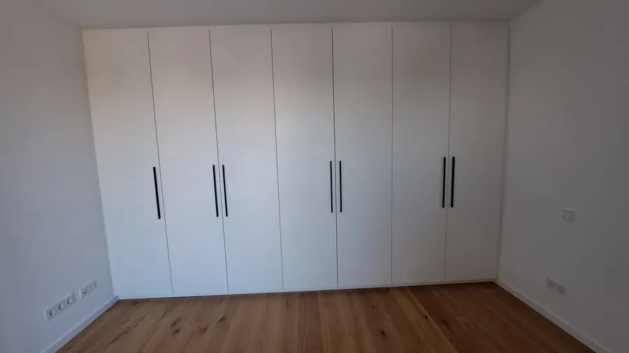 Schlafzimmerschrank mit sieben Türen über die ganze Wand — Björn Schillinger Schreinermeister, Germering
