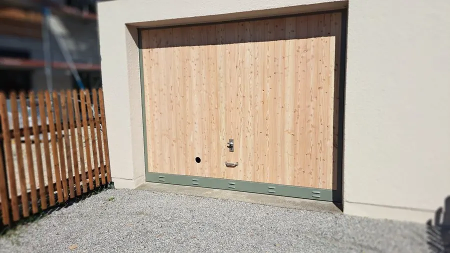 Garagentor mit Verkleidung aus Lärche — Björn Schillinger Schreinermeister, Germering