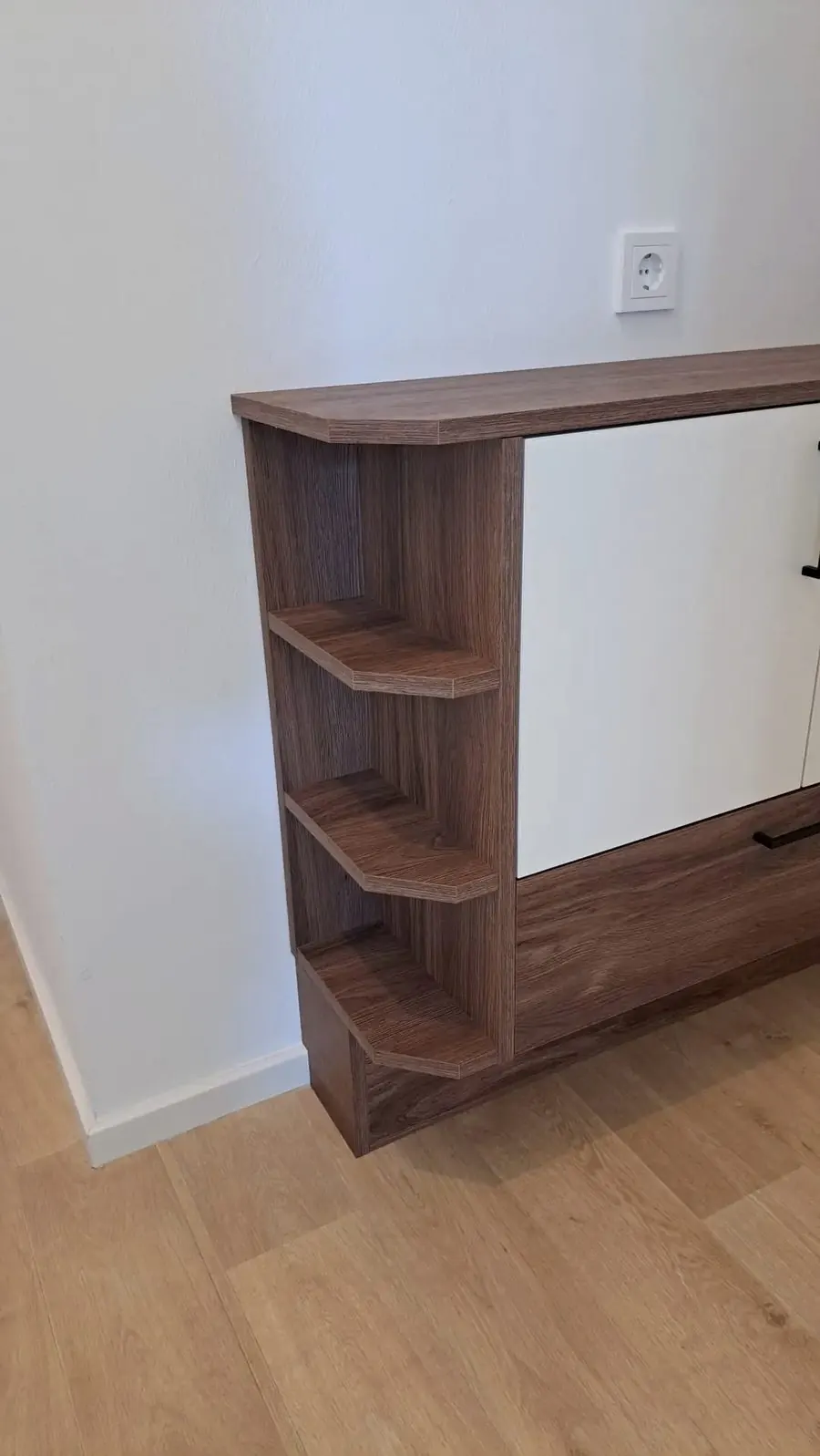 Eckregal als Abschluss der Garderobe — Björn Schillinger Schreinermeister, Germering