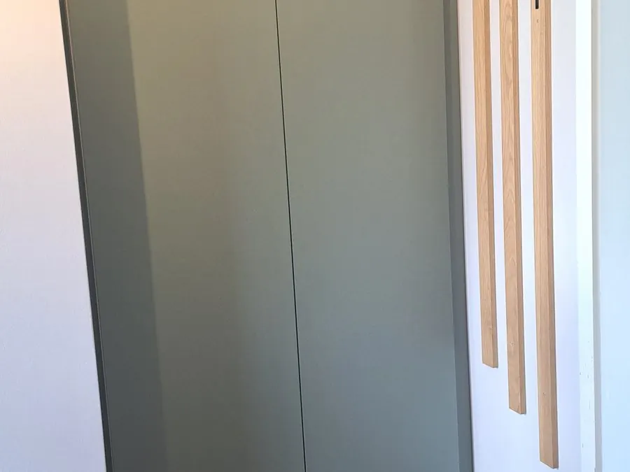 Garderobenschrank in Grün mit Kleiderhaken aus Holz — Björn Schillinger Schreinermeister, Germering