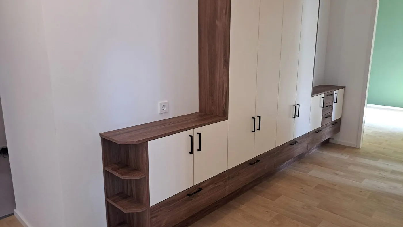 Garderobe in Nussbaum über die gesamte Wandlänge — Björn Schillinger, Germering