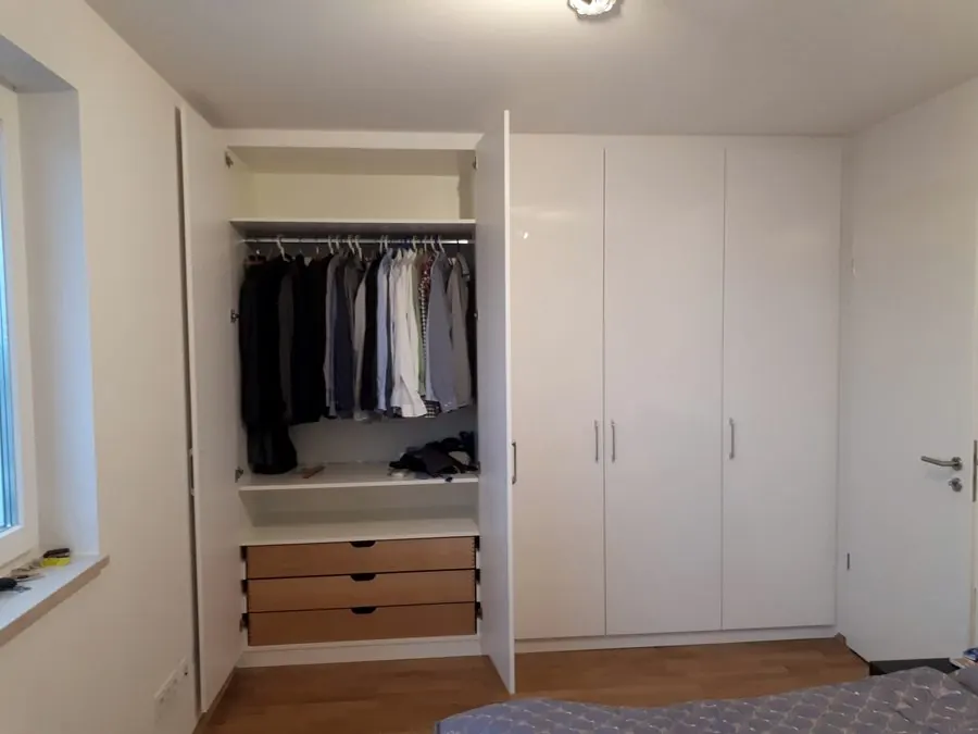 Geöffneter Garderobenschrank mit Stange und Fächern — Björn Schillinger Schreinermeister, Germering