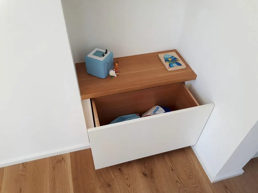 Garderobe mit herausgezogener Schublade — Björn Schillinger Schreinermeister, Germering