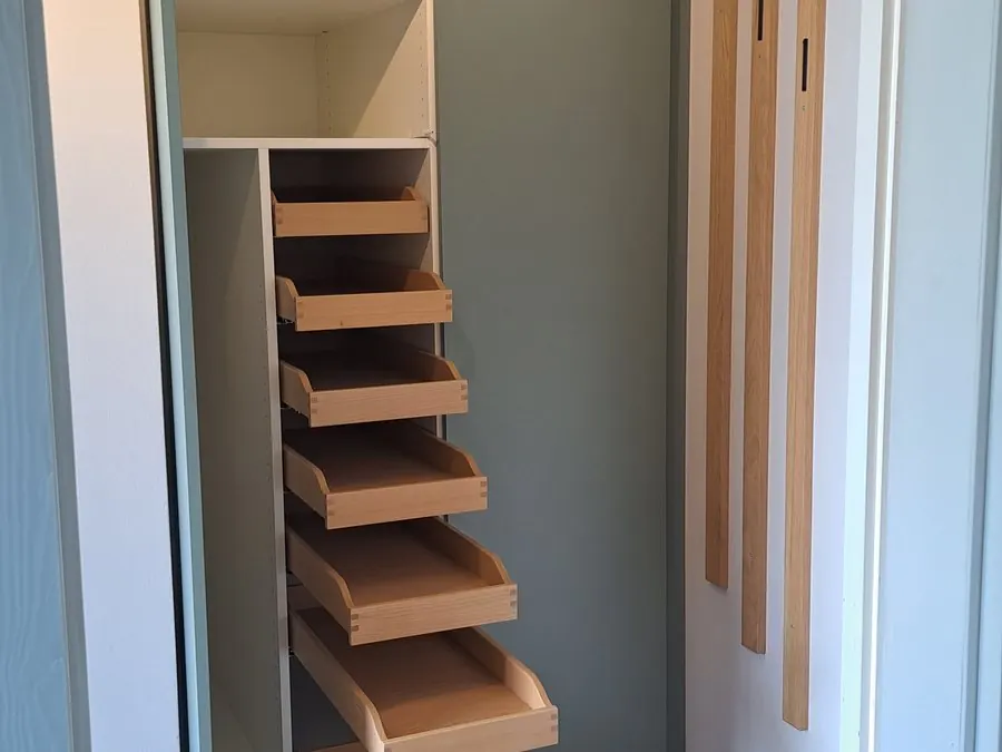 Geöffneter Garderobenschrank mit Schuhauszügen — Björn Schillinger Schreinermeister, Germering