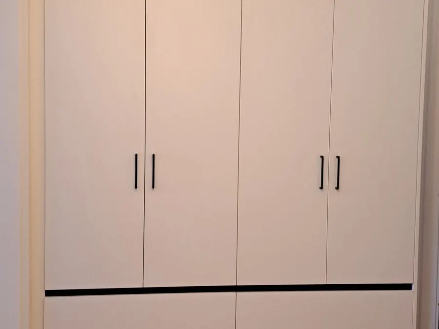 Garderobenschrank mit durchlaufender Griffleiste — Björn Schillinger Schreinermeister, Germering