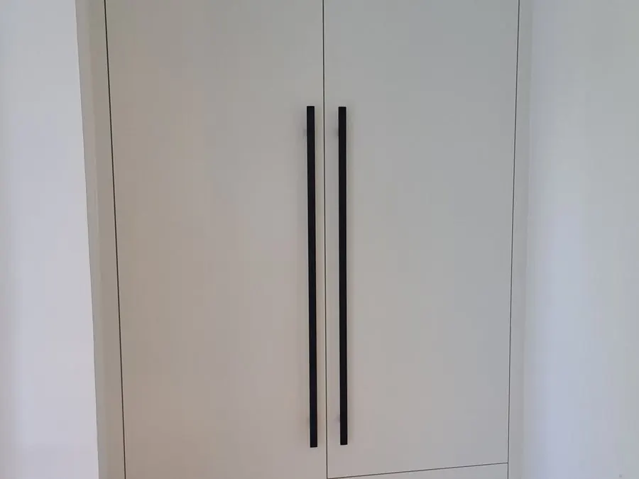 Weißer Garderobenschrank mit LED-Beleuchtung — Björn Schillinger Schreinermeister, Germering