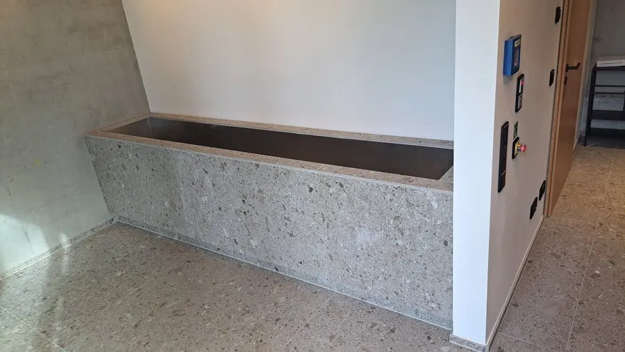 Pflanzentrog in Beton-Optik in einer Hotel-Lounge — Björn Schillinger Schreinermeister, Germering
