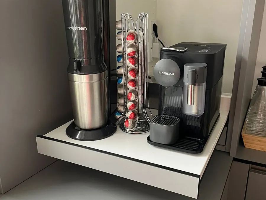 Ausziehbare Ablage mit Kaffeemaschine hinter der Front — Björn Schillinger Schreinermeister, Germering