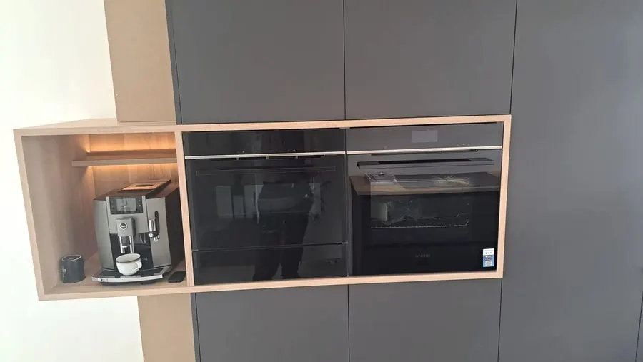 Küchenklappe geöffnet, Kaffeemaschine dahinter — Björn Schillinger Schreinermeister, Germering