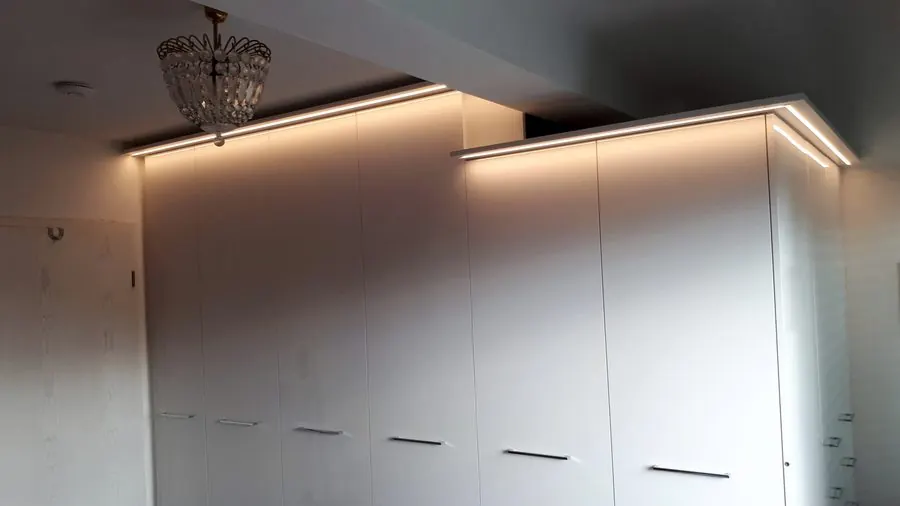 Raumhohe weiße Schrankwand mit LED-Lichtfuge — Björn Schillinger Schreinermeister, Germering