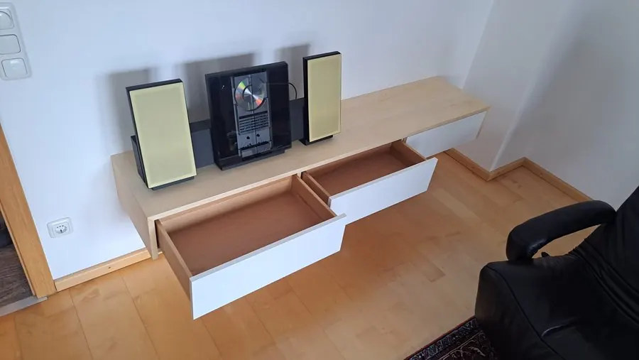 Hängendes Lowboard mit geöffneter Schublade — Björn Schillinger Schreinermeister, Germering