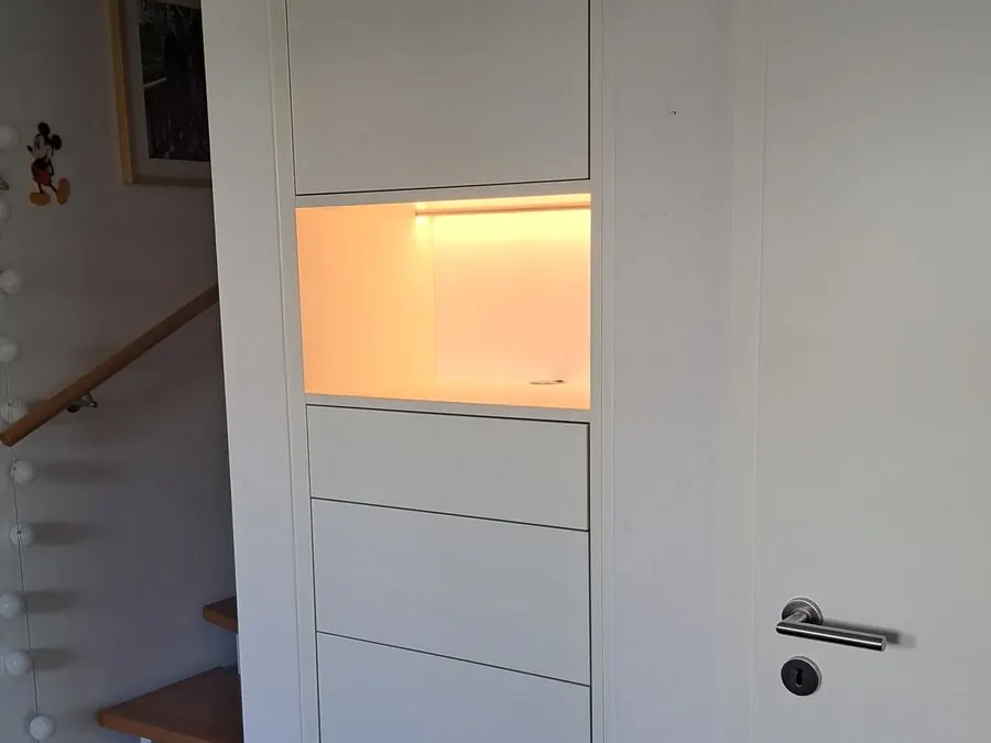 Nischenschrank neben der Treppe mit beleuchtetem Fach — Björn Schillinger Schreinermeister, Germering