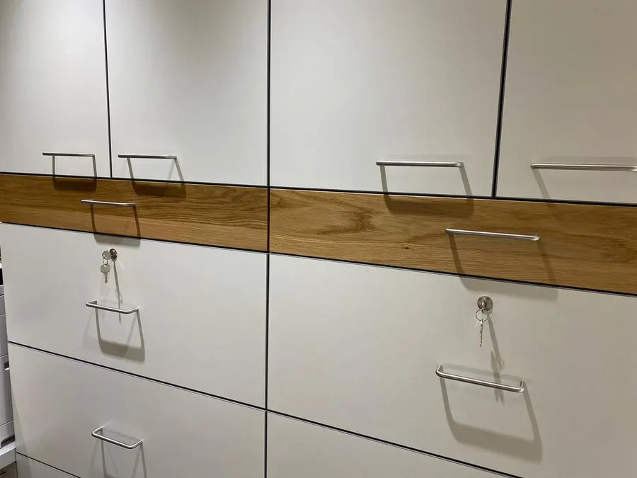 Aktenschrank einer Praxis mit Bügelgriffen und Eichenleiste — Björn Schillinger Schreinermeister, Germering