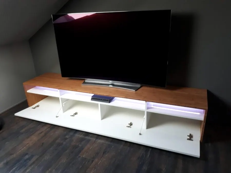Sideboard mit geöffneter Klappe und LED — Björn Schillinger Schreinermeister, Germering