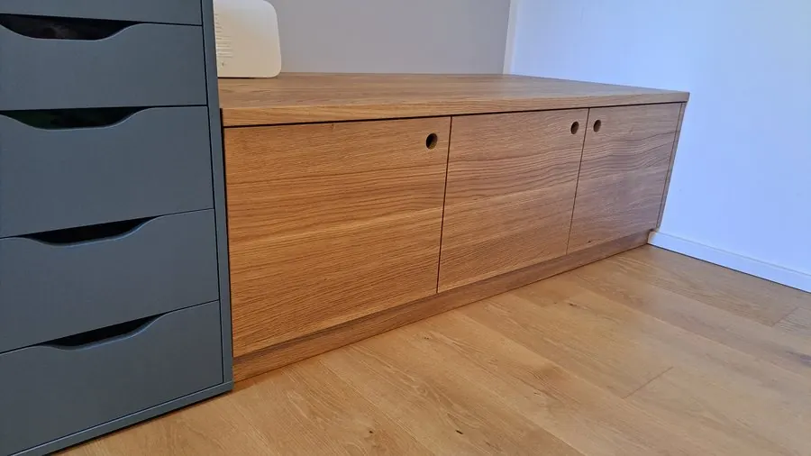 Sitzmöbel mit Schubladen aus Eiche massiv — Björn Schillinger Schreinermeister, Germering