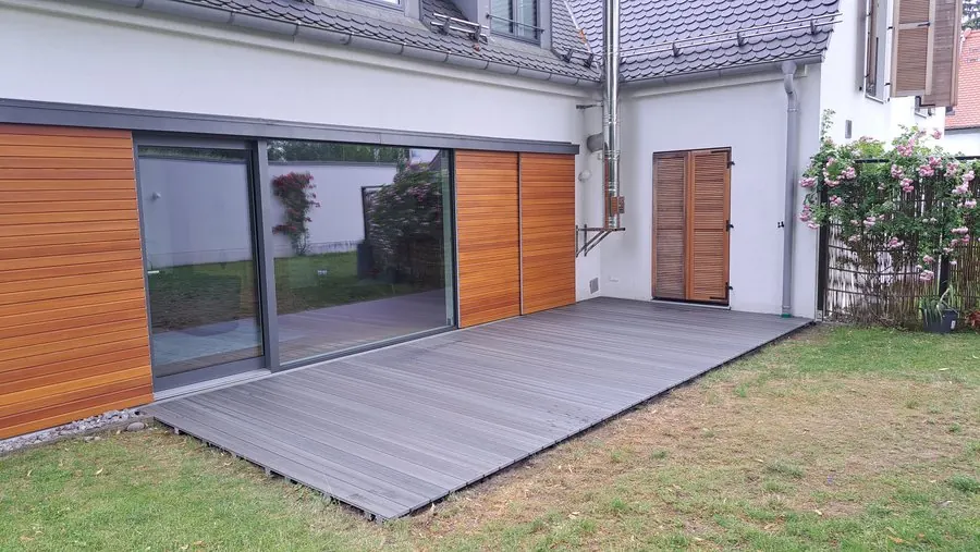 Terrasse mit Schiebefensterläden aus Lärche — Björn Schillinger Schreinermeister, Germering