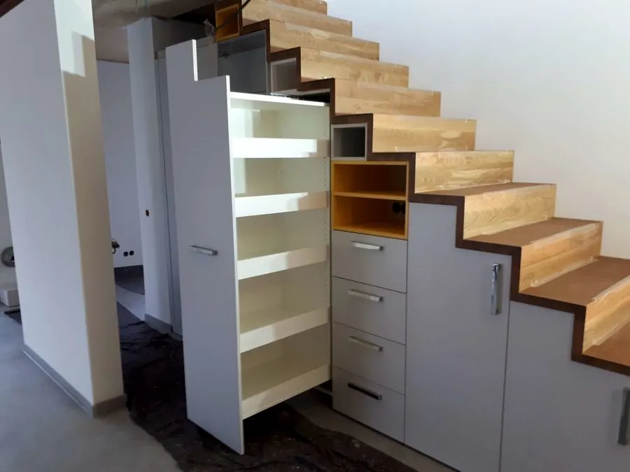 Herausgezogener Auszug unter der Treppe — Björn Schillinger Schreinermeister, Germering