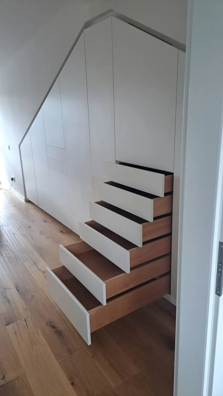 Weiße Schrankfront unter der Treppe — Björn Schillinger Schreinermeister, Germering