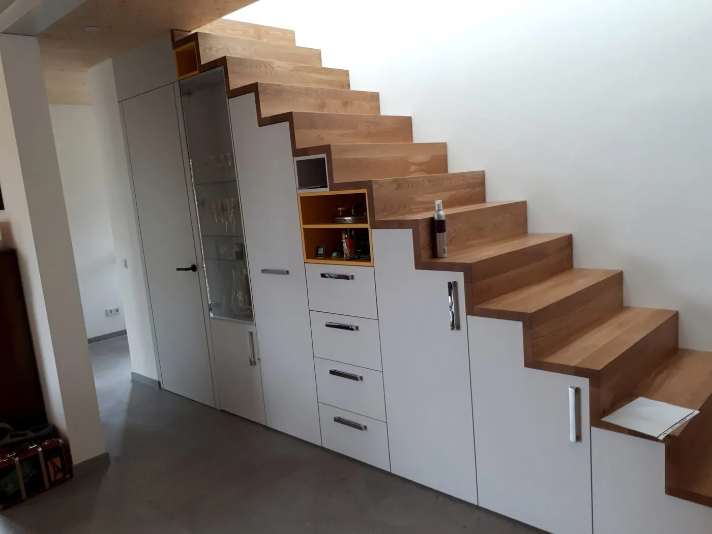 Stauraum unter der Treppe mit Schränken und Auszügen — Björn Schillinger, Germering