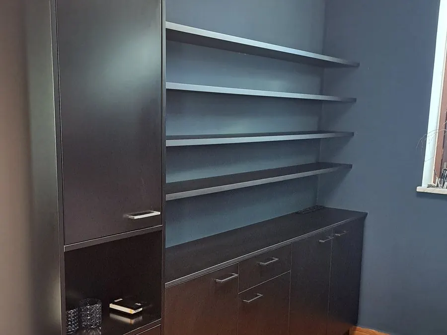 Hochschrank, Unterschränke und Wandboards im Salon — Björn Schillinger Schreinermeister, Germering